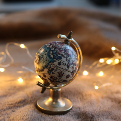 Πώς θα μετατρέψεις την κλασική υδρόγειο σφαίρα στο ωραιότερο φωτιστικό για το δωμάτιο