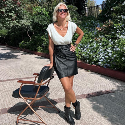 H Χριστίνα Κοντοβά μας δείχνει πώς να φορέσουμε το λευκό χρώμα και το φθινόπωρο