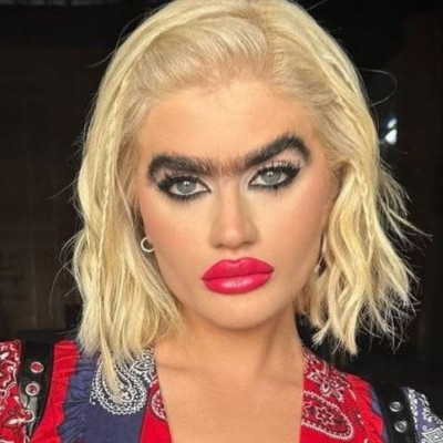 Η Χατζηπαντελή «κούρεψε» τα πυκνά φρύδια της και είναι αγνώριστη