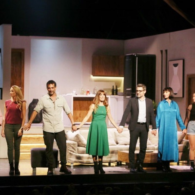 Η παράσταση «Οι Tέλειοι Ξένοι» είναι μία υπέροχη μικρογραφία των ερωτικών και φιλικών σχέσεων