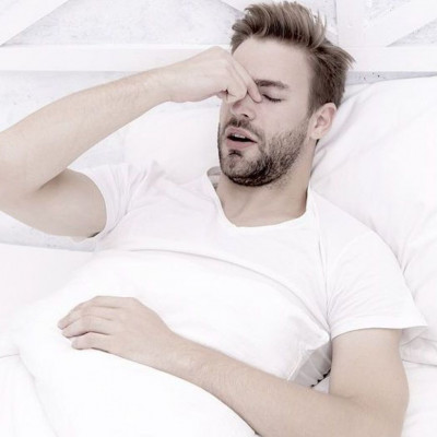 Υπνική άπνοια: Τα επικίνδυνα συμπτώματα και τι πρέπει να κάνετε