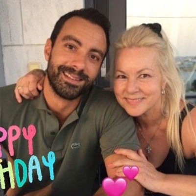 Η μητέρα του Σάκη Τανιμανίδη στο Μουσείο με τις εγγονές της