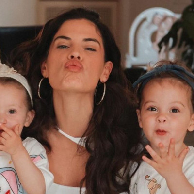 Χριστίνα Μπόμπα: Η γλυκιά ανάρτηση με τις δίδυμες κόρες της