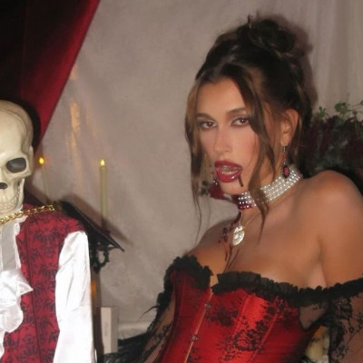 Το «Vampire makeup» της Hailey Bieber είναι ιδανικό για Halloween party