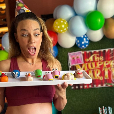 Στικούδη: Πόζες με φουσκωμένη κοιλίτσα στο muppet party του γιου της