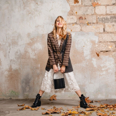 Τrend Report F/W 23-24: Neutral power, δυναμικό κόκκινο και funky tartan ξεχωρίζουν τη νέα σεζόν