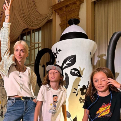 Σοφία Καρβέλα: Σπάνια φωτογραφία των γιων της με τον πατέρα τους