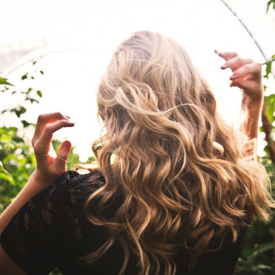 Χρησιμοποιείς έλαιο δεντρολίβανου για να μακρύνεις τα μαλλιά σου; Το μεγάλο λάθος που κάνεις