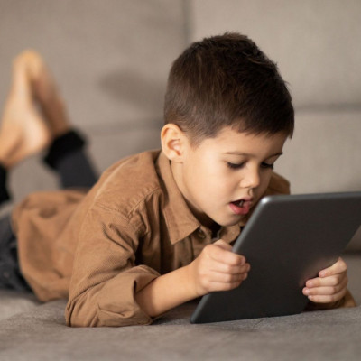 Παιδί, οθόνες και κίνδυνος αυτισμού