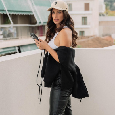 Η Χριστίνα Μπόμπα έβαλε το δερμάτινο παντελόνι της στο πιο κομψό athleisure look