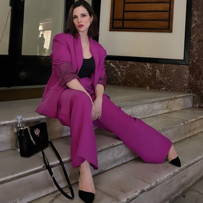 Βρήκαμε το φούξια καρό κοστούμι της Ευγενίας Δημητροπούλου -Το χρώμα στα καλύτερα του