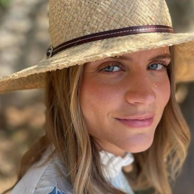 Δανάη Μιχαλάκη: Δείτε το πολύχρωμο σαλόνι της