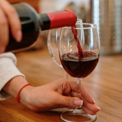 Οι πιο ασφαλείς τρόποι για να βγάλεις το φελλό από το κρασί