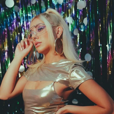 Η Ιωάννα Γεωργακοπούλου θυμίζει Barbie και έχει τολμήσει τις πιο cool αλλαγές μαλλιών