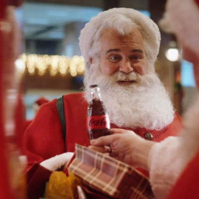 Αυτά τα Χριστούγεννα η Coca-Cola μας καλεί όλους να ανακαλύψουμε τον Αϊ-Βασίλη που κρύβουμε μέσα μας