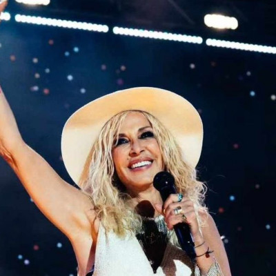 Λίγο πριν κυκλοφορήσει το νέο της τραγούδι η Άννα Βίσση εμφανίστηκε με πολύ μακριά μαλλιά