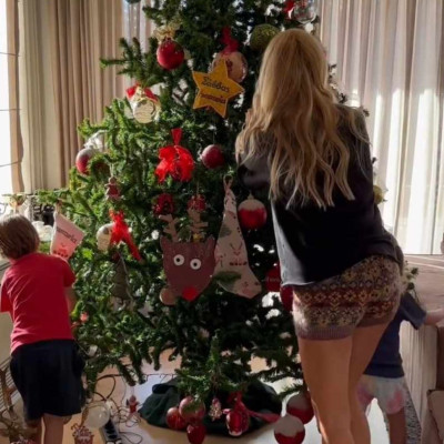 Δούκισσα Νομικού: Το βίντεο που τη δείχνει να στολίζει το δέντρο της