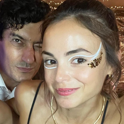 Στις σπάνιες φωτογραφίες από τον γάμο του Αργύρη Πανταζάρα όλοι πρόσεξαν το μονόπετρο της νύφης