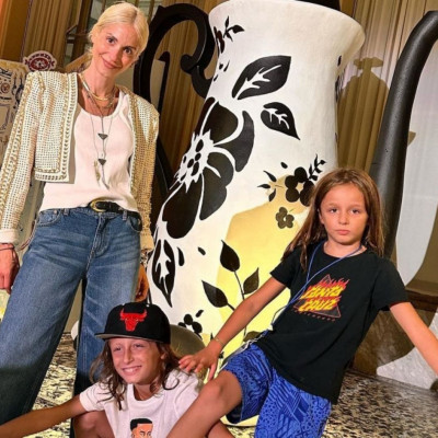 Σοφία Καρβέλα: Οι αναρτήσεις με τους γιους της από την Αμερική