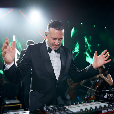 O Valeron έδωσε στο κοινό electro μουσική με ορχηστρική εκτέλεση και το αποτέλεσμα ήταν απλά μαγικό