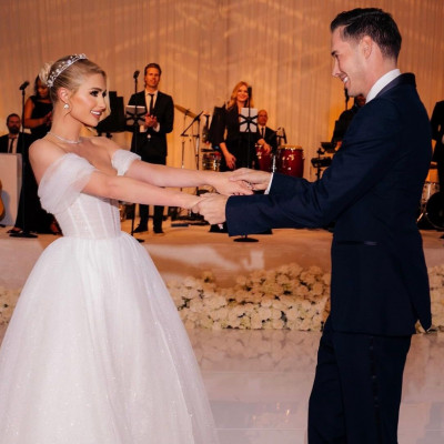 Η Paris Hilton νιώθει το πιο τυχερό κορίτσι στον κόσμο για τα 2 χρόνια γάμου με τον Carter Reum