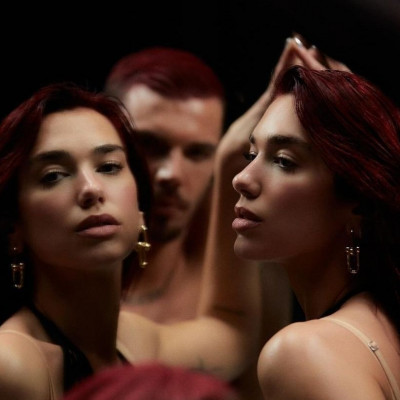 Το silver manicure της Dua Lipa είναι το απόλυτο trend της σεζόν