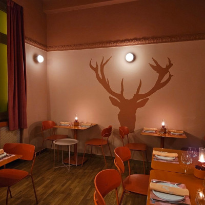 Milkbread γλασαρισμένο με σως στιφάδο και χτένια με λαδοτύρι σε ένα απροσδόκητα fine comfort μενού