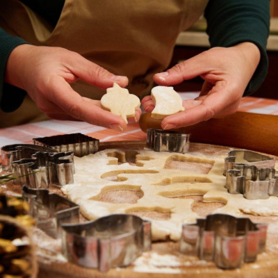 Φτιάξτε ολόλευκα στολίδια με corn flour και σόδα
