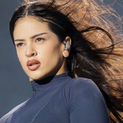 Η Rosalia μας δείχνει ένα νέο trend για να φτιάχνουμε τα φρύδια