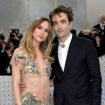 Η Suki Waterhouse περιμένει το παιδί του Robert Pattinson και το ανακοίνωσε με τον πιο cool τρόπο