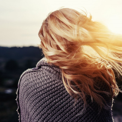 Η διχαστική τάση που σαρώνει στο TikTok και τί σχέση έχει με την απώλεια μαλλιών