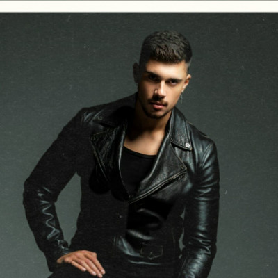 O Andrew Lambrou επιστρέφει δισκογραφικά με το «Take My Breath Away»