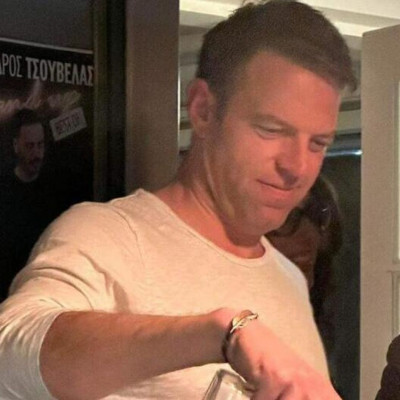 Στέφανος Κασσελάκης: Όπως ο Τομ Κρούζ - Κέρναγε σφηνάκια στις Σπέτσες