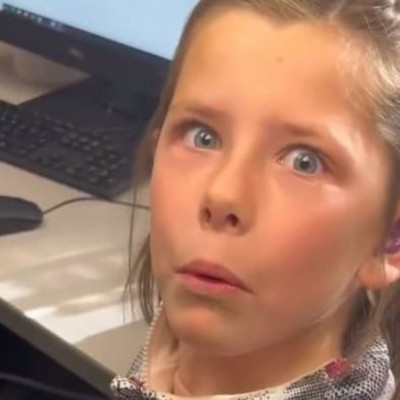 8χρονη ακούει για πρώτη φορά τη φωνή της - Συγκινητικό βίντεο