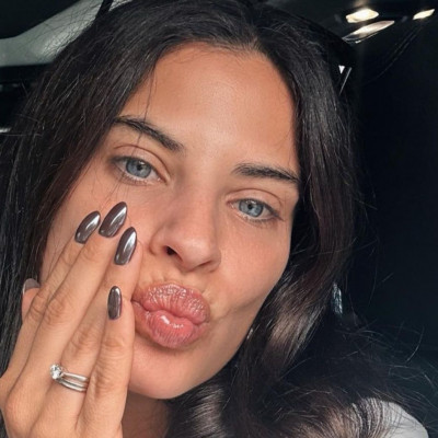 Οι κόρες της Χριστίνας Μπόμπα γέμισαν τους τοίχους με αυτοκόλλητα