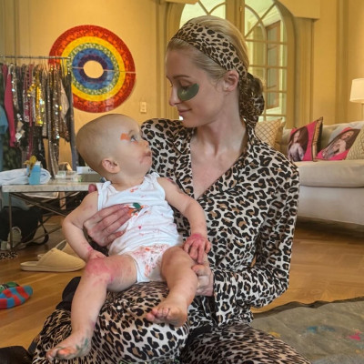 H Paris Hilton μίλησε με ειλικρίνεια για τη μαγεία της μητρότητας και τον ερχομό της κόρης της