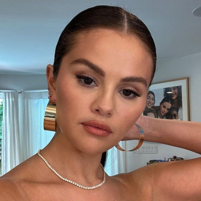 Honey Blonde! Η Selena Gomez έβαψε τα μαλλιά της στην απόχρωση που θα κυριαρχήσει το 2024