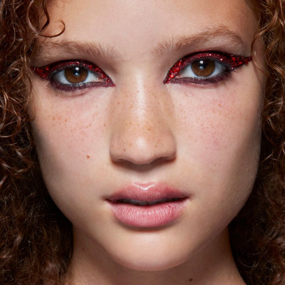 Glittery smokey eye! 3 μακιγιάζ πoυ ταιριάζουν με όλα τα festive looks