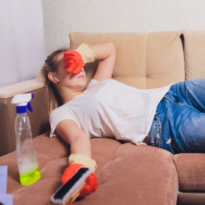 To TikTok hack για να καθαρίσετε τον καναπέ σας