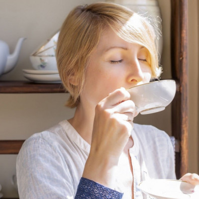 Ζεστή μπίτερ σοκολάτα με εσπρέσο και κρέμα γάλακτος