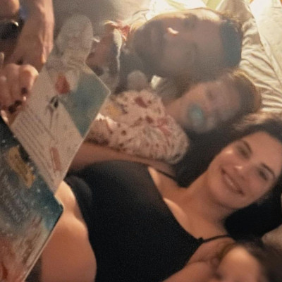 Σάκης Τανιμανίδης: Οι μικρές του έκαναν πεντικιούρ με μπλε γκλίτερ