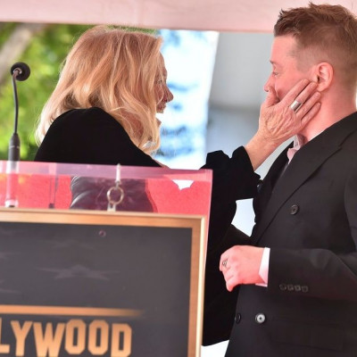 «Μόνος στο Σπίτι»: Ο Macaulay Culkin πήρε το αστέρι του στο Hollywood αγκαλιά με τη μαμά του