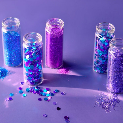 Πώς θα καθαρίσετε το γκλίτερ από χαλιά και ρούχα