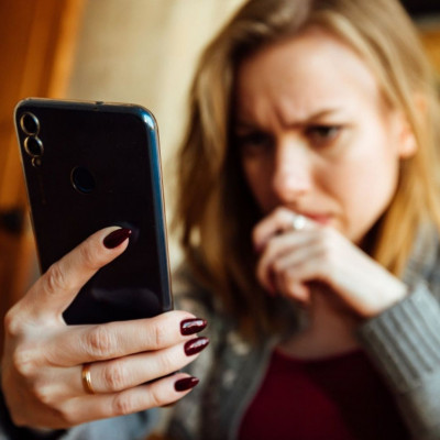 Οι γυναίκες  που μόλις χωρίσουν, βγάζουν την πίκρα τους δημοσίως