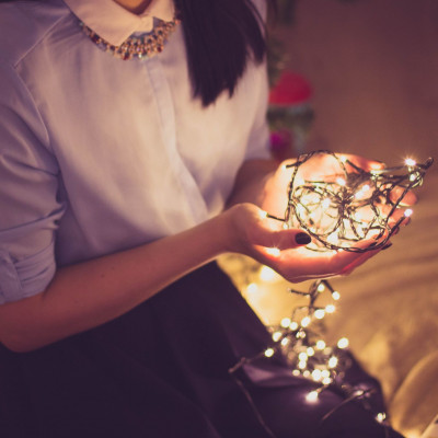 5 κόλπα θα σου μάθουν να κρεμάς έξυπνα τα Χριστουγεννιάτικα λαμπάκια