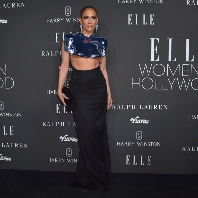 H Jennifer Lopez φόρεσε ένα top κανονικό γλυπτό -Σαν τους κοιλιακούς της