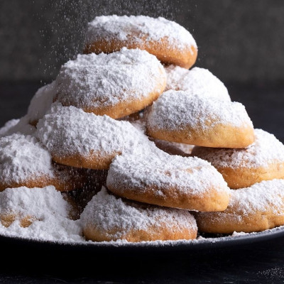 Άκης Πετρετζίκης: Παραδοσιακοί κουραμπιέδες