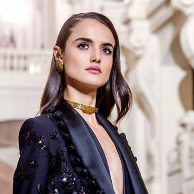 Glossy hair: To εργαλείο και τα genius tips που θα σου χαρίσουν το τέλειο ίσιωμα για τις γιορτές