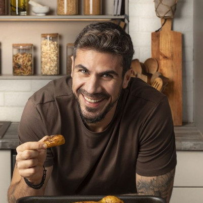 Άκης Πετρετζίκης:O χριστουγεννιάτικος στολισμός στο μίνιμαλ σαλόνι του