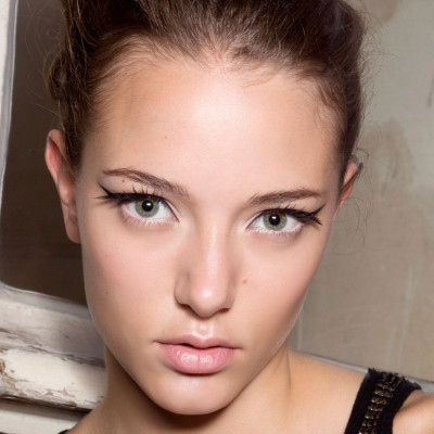 5 εντυπωσιακά μακιγιάζ που ταιριάζουν τέλεια με μαύρα φορέματα των γιορτών